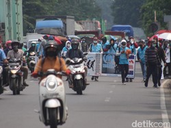 WN Afghanistan Longmarch ke DPRD Sidoarjo, Lalin 4 Titik Simpang Gedangan Macet