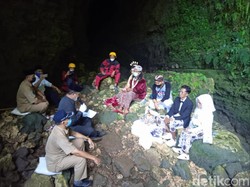Unik! Pengantin Gunungkidul Ini Ijab Kabul Dalam Gua-Maharnya Walang Goreng