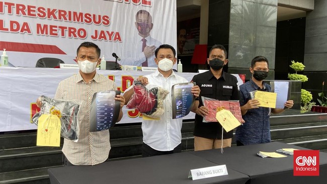 Pacar tersangka kasus dugaan pornografi, Gusti Ayu Dewanti alias Dea Onlyfans menjalani pemeriksaan di Polda Metro Jaya.