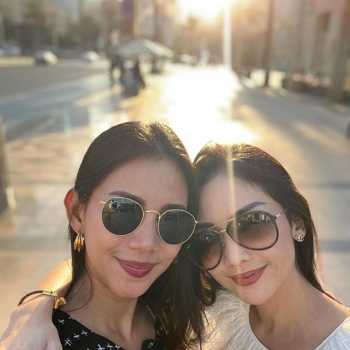 <p>Penampilan Ririn juga dari sorotan netizen nih, Bunda. Bagaimana tidak, penampilan Bunda tiga anak ini semakin cantik, lho. (Foto: Instagram @ririndwiariyanti)<br /><br /><br /></p>