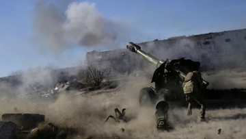 A member of the Ukrainian Volunteer Corps fires with a howitzer, as Russia's attack on Ukraine continues, at a position in Zaporizhzhia region, Ukraine March 28, 2022. Picture taken March 28, 2022. REUTERS/Stanislav Yurchenko