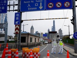 Shanghai Berlakukan Penguncian, Warga Panik Borong Bahan Pokok di Pasar Swalayan