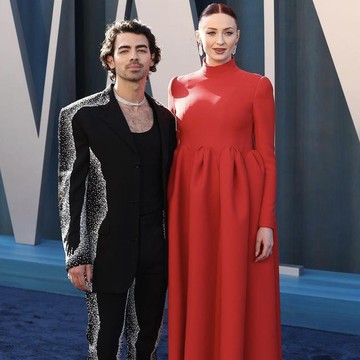 Couple Goals! Ini Pasangan Selebriti Paling Stylish di Vanity Fair Oscar Party 2022