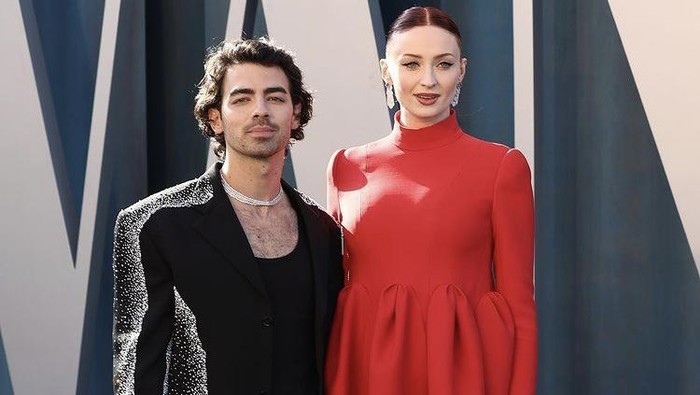 Couple Goals! Ini Pasangan Selebriti Paling Stylish di Vanity Fair Oscar Party 2022
