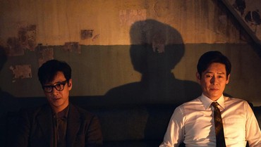 img-title Begini Kesan Sul Kyung Gu Akting Bareng Lee Sun Kyun di 'Kingmaker'