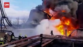 VIDEO: Serangan Roket Rusia Sasar Depot Minyak Kota Lutsk