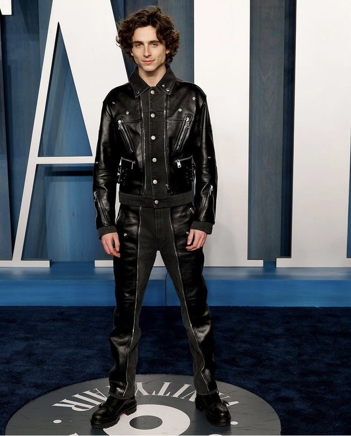 Timothee Chalamet berpakaian serba hitam dengan gaya edgy. Ia mengenakan outfit dari Alexander McQueen, terdiri dari biker jacket dan jeans. Foto: instagram.com/alexandermcqueen