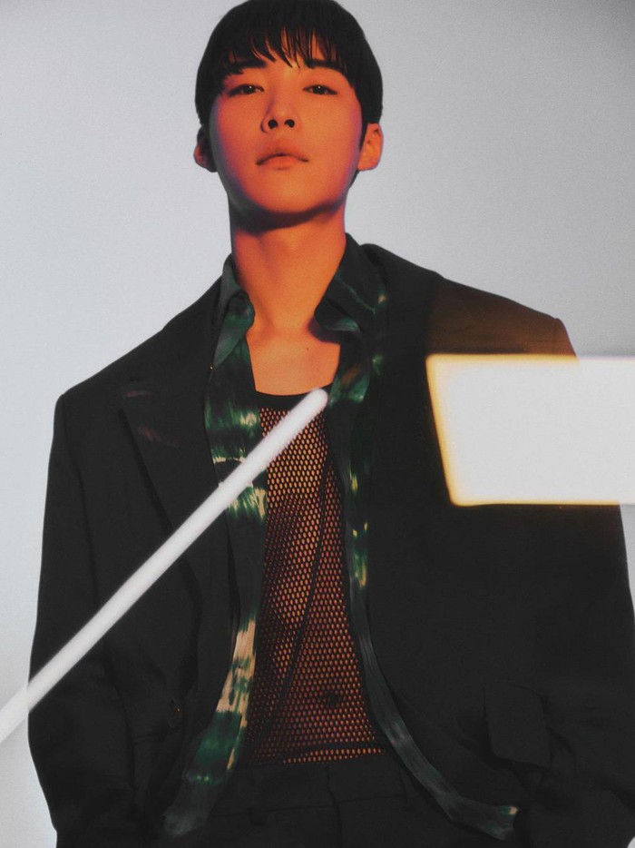 Ami Paris sendiri merupakan brand yang didirikan oleh Alexander Mattiusi sejak 2011 lalu. Diciptakan dan terinspirasi oleh kota Paris, brand yang satu ini juga menonjolkan pendekatan yang ramah serta autentik di bidang fashion./ Foto: Lee Jun Kyoung/Dazed Korea