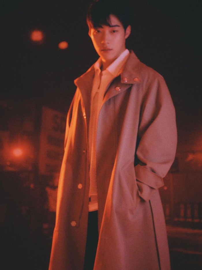 Dengan konsep dan nuansa kota yang dilingkupi cahaya neon, Woo Do Hwan tampil memikat dengan beragam busana mulai dari casual, formal, dan beberapa gaya lainnya./ Foto: Lee Jun Kyoung/Dazed Korea