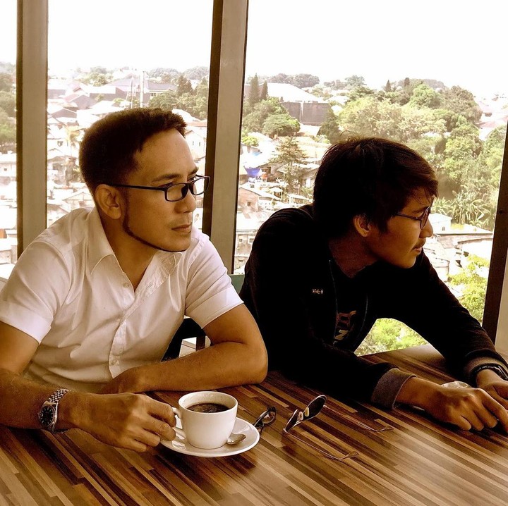 <p>Setiap unggah potret dengan Diaz, Yana Julio selalu menyisipkan caption panjang tentang sang putra. Bonding antar ayah dan anak di antara mereka ternyata amat kuat nih, Bunda. (Foto: Instagram @yanajulio60)</p>