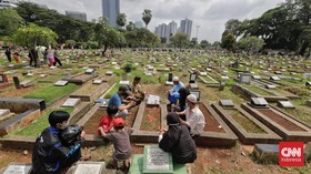 Berkah Ramadan, Tradisi Ziarah dan Rezeki Para Penjaja Doa