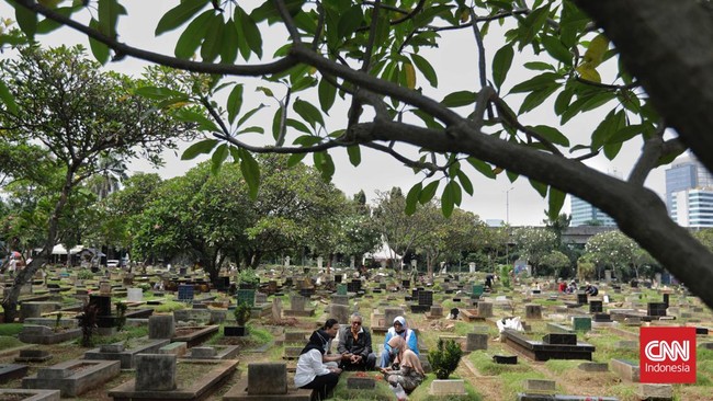 Tradisi ziarah kubur rutin dilakukan tiap tahun jelang Ramadan bagi masyarakat di sejumlah negara mayoritas muslim seperti Indonesia dan Malaysia.