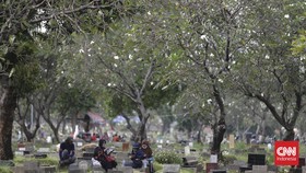 FOTO: Ramai-ramai Ziarah Kubur Jelang Ramadan