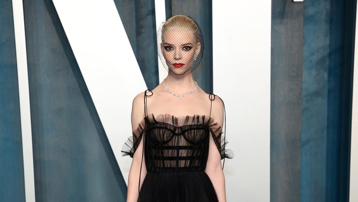 img-title 5 Gaya Ikonis Anya Taylor-Joy Sepanjang Tahun 2022, Tampil Cantik dan Menawan