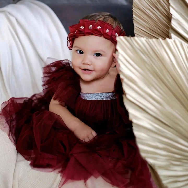 <p>Istri Randy Pangalila kerap mendandani anaknya dengan pakaian feminin ala <em>princess.</em> Blair juga sering mengenakan bando yang bikin wajahnya semakin menggemaskan. (Foto: Instagram @randpunk/ @cfrank3030)</p>