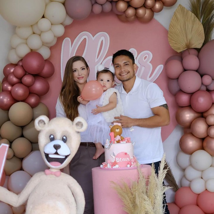 <p>Randy dan Chelsea membuat dekorasi bertema beruang untuk ulang tahun Blair. Pasangan yang menikah pada 19 Januari 2019 ini memilih warna pastel untuk dekorasi ulang tahun putrinya. (Foto: Instagram @randpunk/ @cfrank3030)</p>