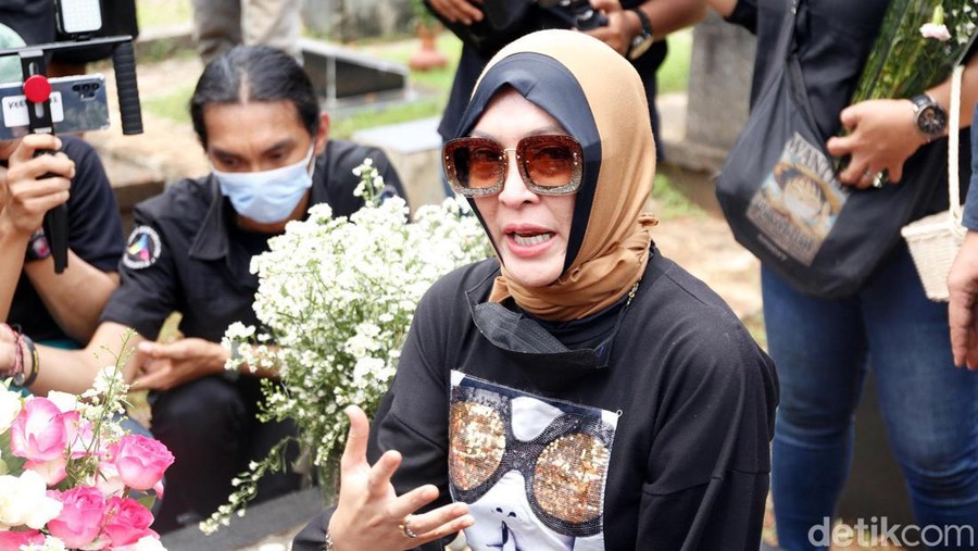 Angelina Sondakh saat ziarah ke makam Adjie Masaid di TPU Jeruk Purut.