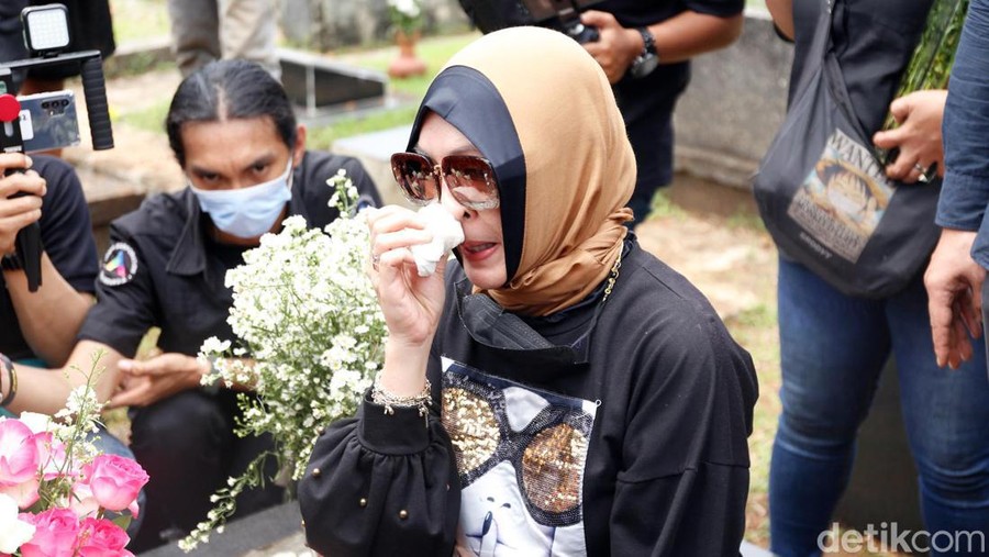 Angelina Sondakh saat ziarah ke makam Adjie Masaid di TPU Jeruk Purut.