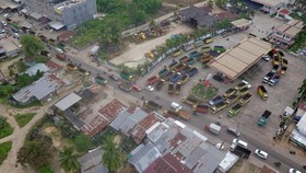 FOTO: Antrean Solar Mengular Buntut Kelangkaan Pasokan