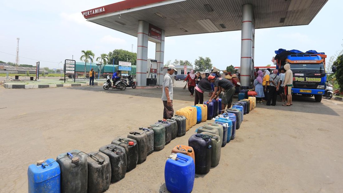 FOTO: Antrean Solar Mengular Buntut Kelangkaan Pasokan