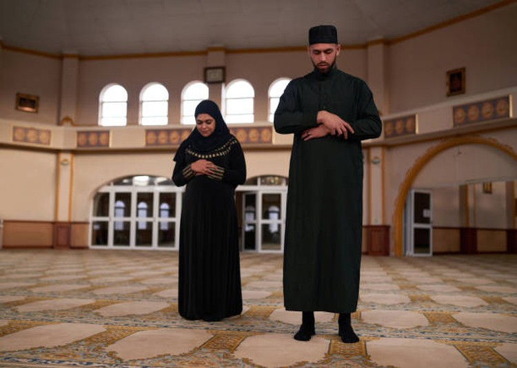 Membaca doa iftitah saat salat dianjurkan bagi umat Islam karena terdapat keutamaan dalam membacanya. Bacaan doa iftitah memiliki beberapa versi lho, Bunda.