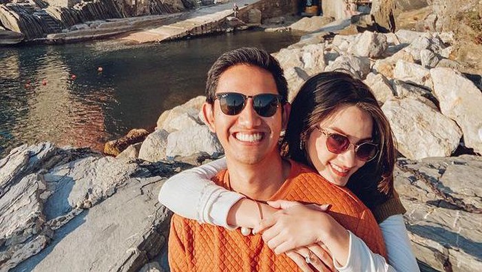 Mesra dan Modis, Ini Gaya Belva Devara dan Sabrina Anggraini Saat Honeymoon ke Italia