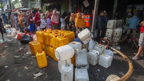 Antre BLT Minyak Goreng: Warga Pingsan, Petugas Kehabisan Uang Tunai