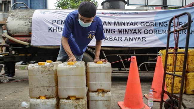 Pedagang di Pasar Jaya Lenteng Agung mengungkapkan stok minyak goreng curah di tempat usaha mereka kosong sejak sebulan terakhir. Mereka tak tahu penyebabnya.