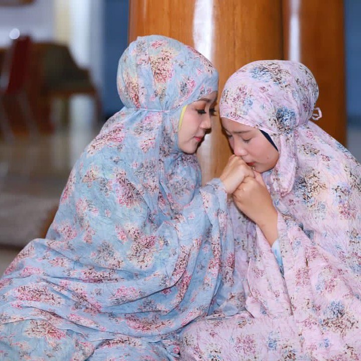 <p>Enggak cuma dengan sang Ayah, Zara juga sangat dekat bersama ibunda. Ia bahkan kerap dinilai memiliki kemiripan dengan Atalia. Namun kini, Atalia tak lagi menjuluki putrinya dengan julukan 'Mini-me' karena sudah tumbuh besar. (Foto: Instagram @ataliapr)<br /><br /><br /></p>