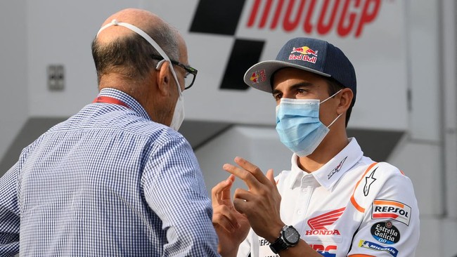Bintang tim Repsol Honda Marc Marquez menunjukkan empat jahitan bekas operasi di lengan kanannya di arena MotoGP Austria 2022.