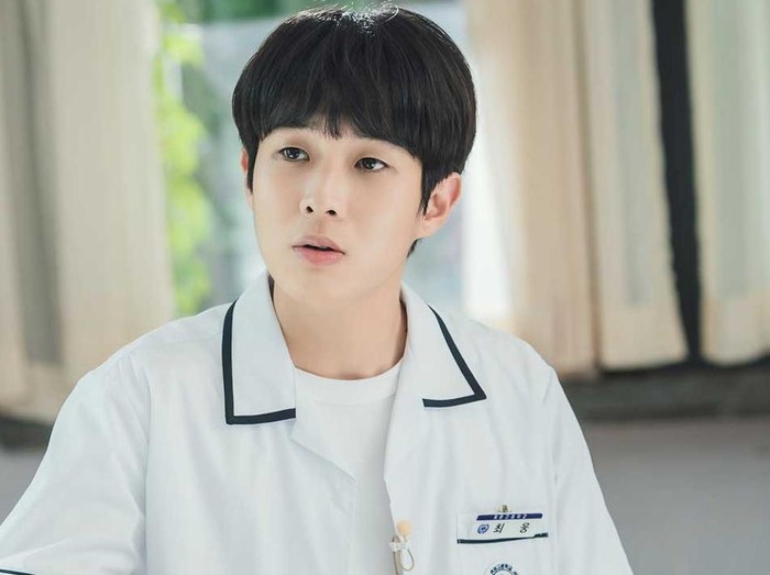 Choi Woo Shik dinilai cocok memakai seragam sekolah ditambah dengan wajah imutnya yang tidak menua