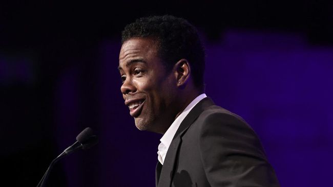 Chris Rock Covers Will Smith’s Village on Stand-Up Stage