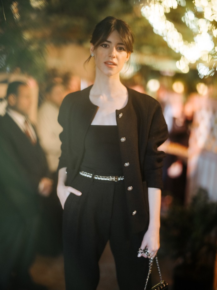Padanan gaya simpel dari jaket dan celana hitam diusung Daisy Edgar Jones yang bermain di film Normal People. Foto: Courtesy of Chanel