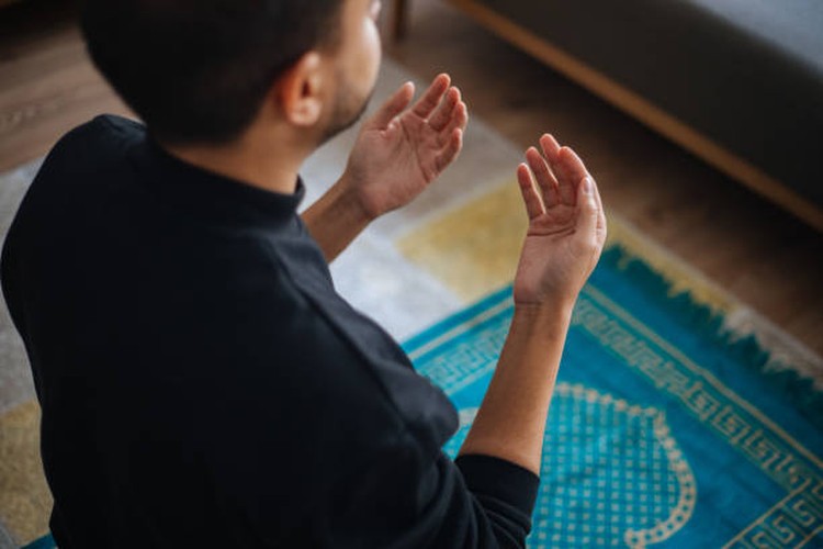 Dalam Islam, salat menempati kedudukan yang amat penting, Bunda. Nah, agar ibadah wajib ini lebih sempurna, Bunda bisa membaca doa setelah salat fardhu berikut.