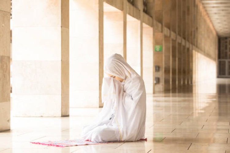 Dalam Islam, salat menempati kedudukan yang amat penting, Bunda. Nah, agar ibadah wajib ini lebih sempurna, Bunda bisa membaca doa setelah salat fardhu berikut.