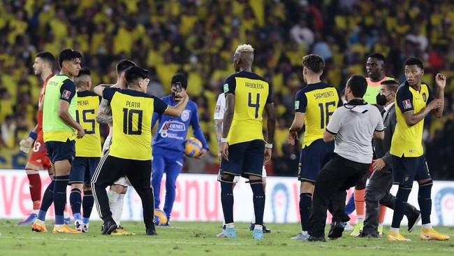 Laga Ekuador vs Argentina di kualifikasi Piala Dunia diwarnai oleh aksi penonton yang menerobos ke lapangan untuk berfoto dengan Lionel Messi.