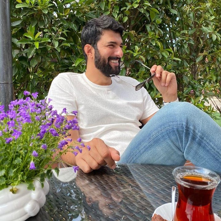 <p>Tak hanya tampan dan berprestasi, Engin Akyurek juga terkenal memiliki sifat yang sopan dan rendah hati. (Foto: Instagram @enginakyurek)<br /><br /><br /></p>