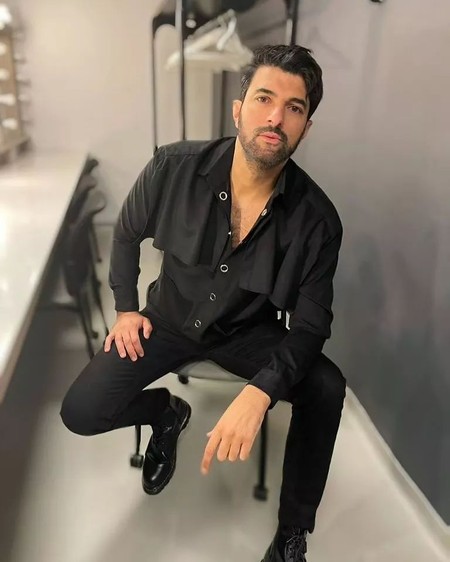 Tik turgan etuk kokrak fotosurati