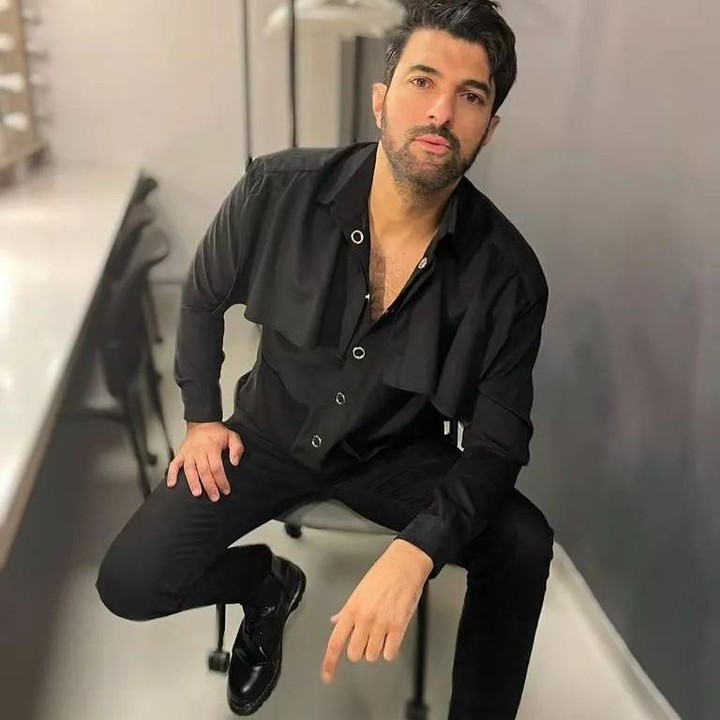<p>Engin Akyurek adalah aktor Turki pertama yang dinominasikan dan menang sebagai aktor terbaik dalam International Emmy Awards pada 2015 lalu lho. (Foto: Instagram @enginakyurek)<br /><br /><br /></p>
