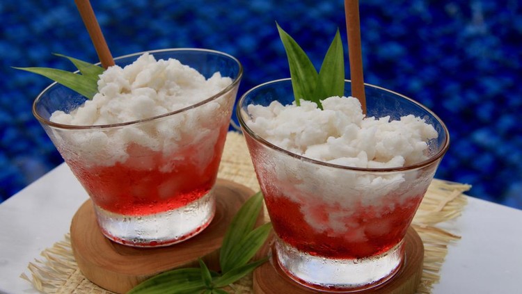 Es Kelapa Kopyor, the Javanese delicacy dessert drink of coconut curds with crushed ice and pandan syrup. This dessert drink is served outdoor at the poolside.