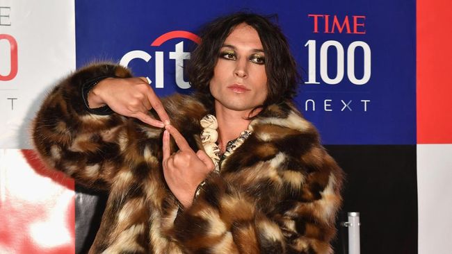 Aktor Ezra Miller mengaku bahwa dirinya kini menjalani terapi untuk mengatasi gangguan kesehatan mental.