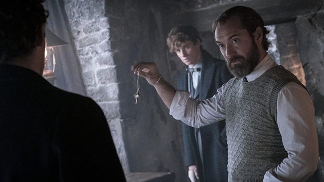 Eddie Redmayne mengibaratkan cerita Fantastic Beasts: The Secrets of Dumbledore layaknya film perampokan di dunia sihir.