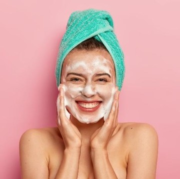 img-title 5 Face Wash Bernuansa Pink yang Bikin Kulit Lembap dan Cerah Merona, Packagingnya Juga Super Gemas!