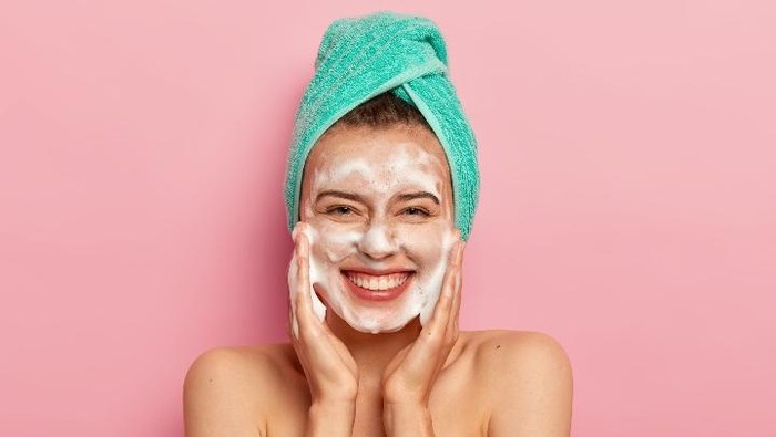 5 Face Wash Bernuansa Pink yang Bikin Kulit Lembap dan Cerah Merona, Packagingnya Juga Super Gemas!