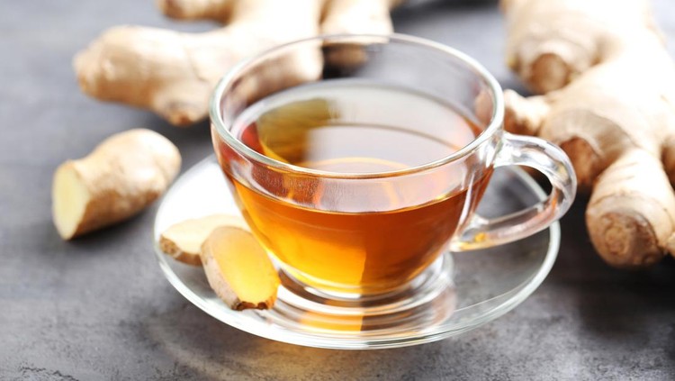 ilustrasi teh jahe untuk diet Cup of tea with ginger root on grey wooden table