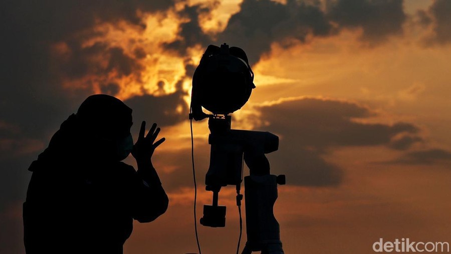 Petugas yang tergabung dalam Tim Hilal BMKG melakukan pemantauan hilal di kawasan Pantai Ancol, Jakarta Utara, Senin (12/4). Pemantauan hilal tersebut untuk memastikan dan menetapkan Bulan Suci Ramadhan 1442 H