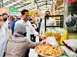 Jokowi Cek Minyak Goreng Curah: Stok Tak Banyak, Harganya Rp 15.500