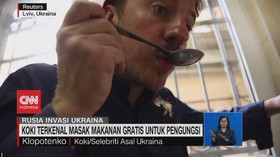 VIDEO: Koki Terkenal Masak Makanan Gratis untuk Pengungsi
