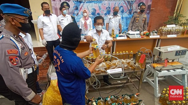 Sekitar 1.400 minyak goreng curah disulap menjadi minyak goreng kemasan di Serang, Banten, demi mendapatkan untung dari harga jual yang tinggi.