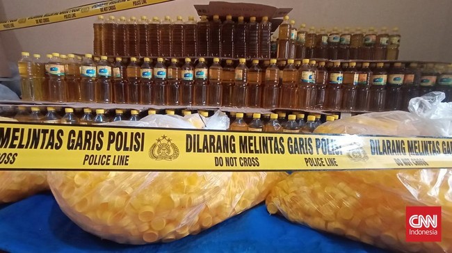 Saat harga minyak goreng mahal belakangan ini banyak pihak mencari untung, salah satunya membuat minyak goreng kemasan abal-abal. Berikut 4 cara menghindarinya.